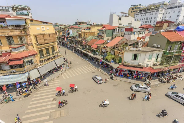 Şehir merkezinde trafik araba ve insanlar. Tipik kafeler ve restoranlar — Stok fotoğraf