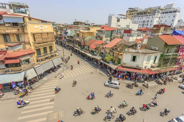 Şehir merkezinde trafik araba ve insanlar. Tipik kafeler ve restoranlar — Stok fotoğraf