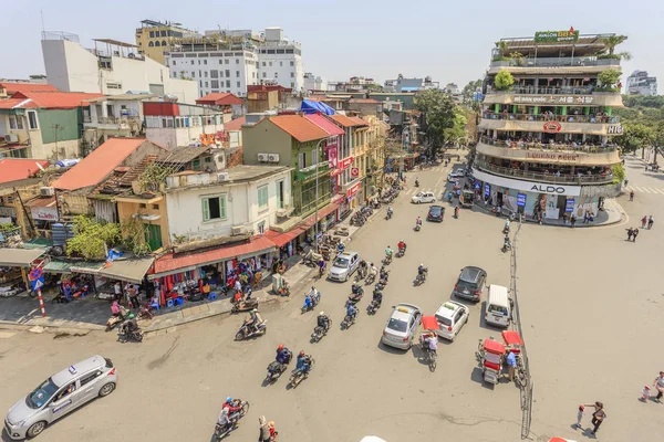 Şehir merkezinde trafik araba ve insanlar. Tipik kafeler ve restoranlar — Stok fotoğraf