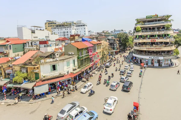 Şehir merkezinde trafik araba ve insanlar. Tipik kafeler ve restoranlar — Stok fotoğraf