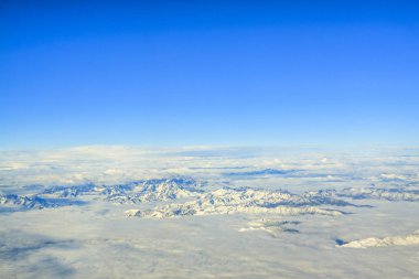 Bulutlar gökyüzü ile kar dağ