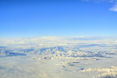 Bulutlar gökyüzü ile kar dağ