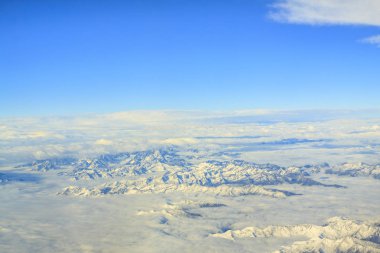 Bulutlar gökyüzü ile kar dağ