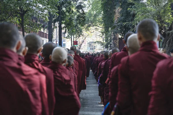 Mandalay, Barma - únor 14: Barmské mnichy Procházka na mostě U Bein kde je nejstarší a nejdelší teak dřevěný most na světě — Stock fotografie