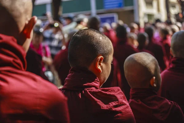 Mandalay, Barma - únor 14: Barmské mnichy Procházka na mostě U Bein kde je nejstarší a nejdelší teak dřevěný most na světě — Stock fotografie