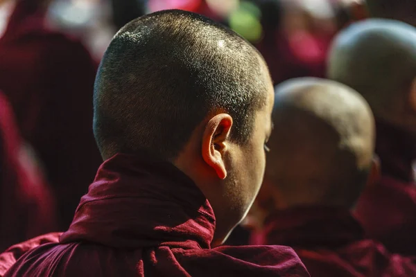 Mandalay, Barma - únor 14: Barmské mnichy Procházka na mostě U Bein kde je nejstarší a nejdelší teak dřevěný most na světě — Stock fotografie