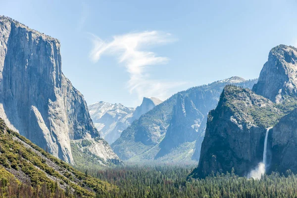 Caída de agua de Yosemite en el parque nacional de Yosemite — Foto de Stock