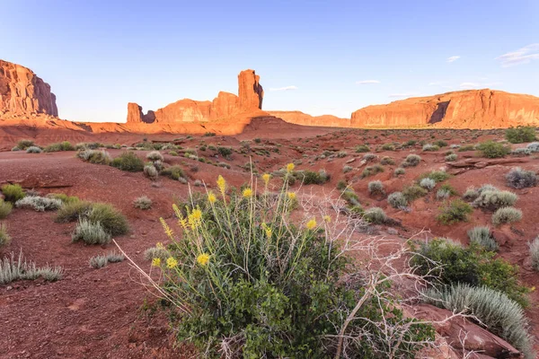 Berg met blauwe hemel in Monument Valley — Stockfoto