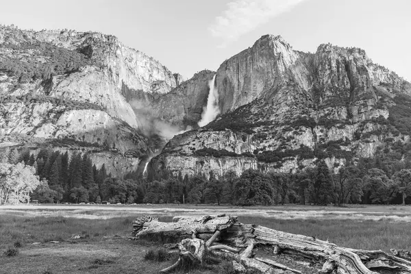 Yosemite woda spada w Parku Narodowym Yosemite — Zdjęcie stockowe