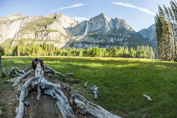 Caída de agua de Yosemite en el parque nacional de Yosemite — Foto de Stock