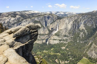 Yosemite Milli Parkı, mavi gökyüzü ile dağ