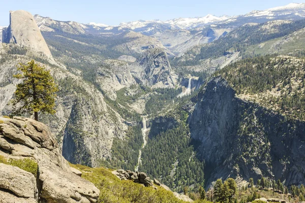 Montaña con cielo azul en el parque nacional de Yosemite — Foto de Stock