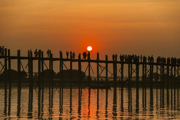 U Bein ponte ao pôr do sol — Fotografia de Stock