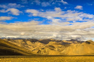 Mavi gökyüzü olan dağ