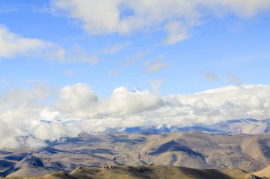 Mavi gökyüzü olan dağ