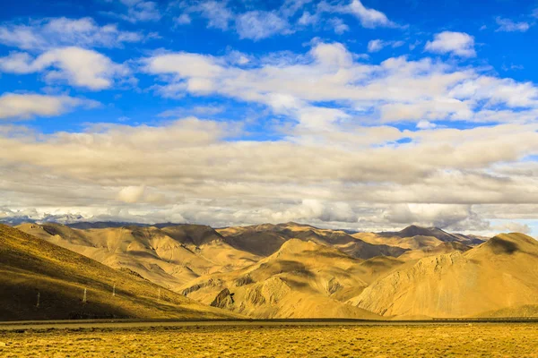 Montagna con cielo blu — Foto Stock