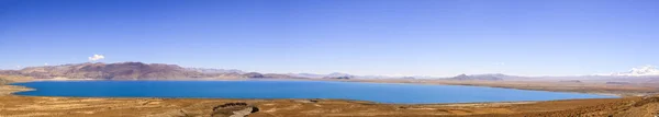 Lago com céu azul — Fotografia de Stock