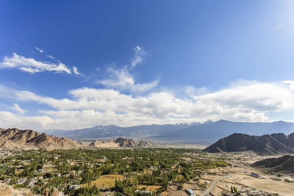 Ver todos Leh city form Shati Stupa — Fotografia de Stock