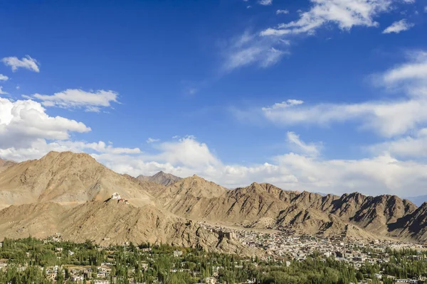 Bekijk alle Leh stad formulier Shati Stupa — Stockfoto