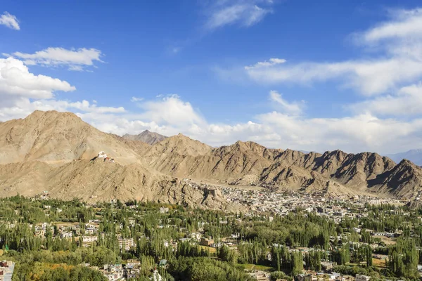 Bekijk alle Leh stad formulier Shati Stupa — Stockfoto