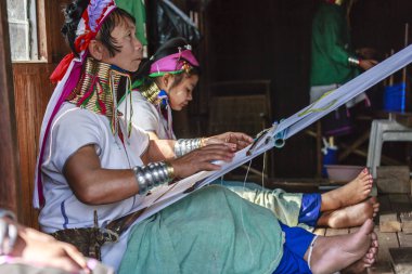 Boynundaki geleneksel metal halkalar giyen tanımlanamayan Padaung üst düzey kadın