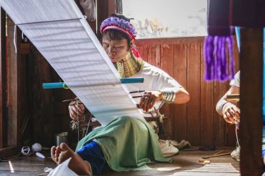 Boynundaki geleneksel metal halkalar giyen tanımlanamayan Padaung üst düzey kadın