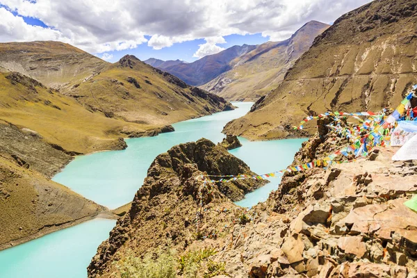 Lago con cielo azul — Foto de Stock