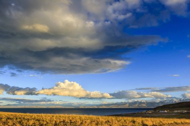 Mavi gökyüzü ile göl