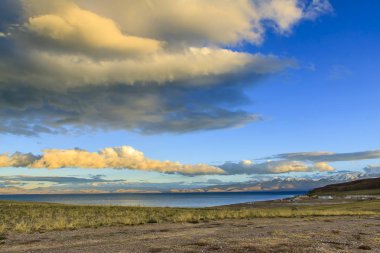 Mavi gökyüzü ile göl