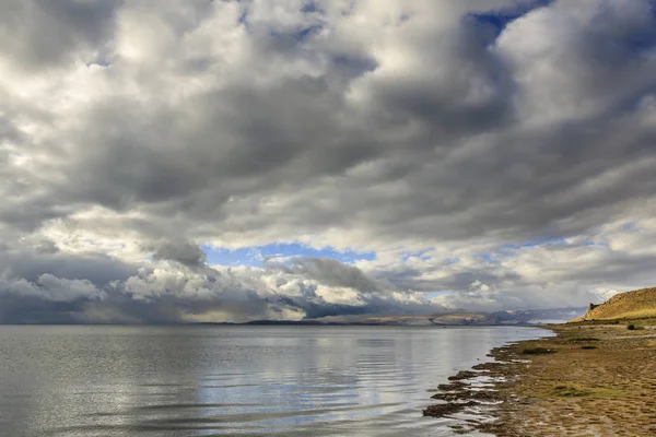 Lago com céu azul — Fotografia de Stock