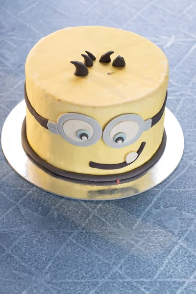 Minion Cartoon Cake Sorridente Gustosa Torta Divertente Compleanno Dei Bambini — Foto Stock