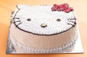 Hello cica rajzfilm vaj tejszín torta fénykép felső nézet
