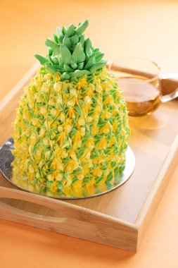 Ahşap tepsiye siyah çayla yerleştirilmiş çam elmalı kek.