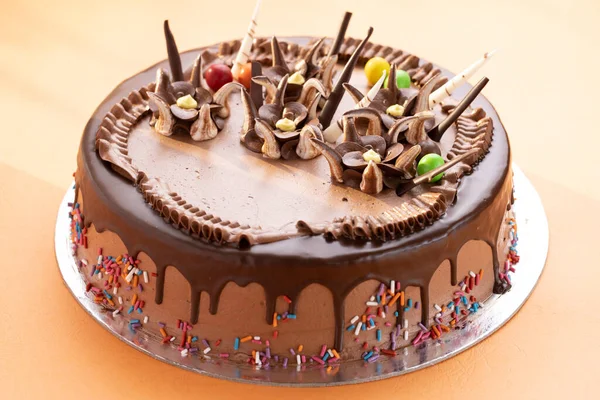 Chocolade Botercake Versierd Met Chocolade Witte Chocoladestick Slagroom — Stockfoto
