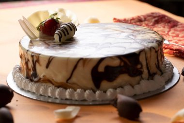 Vanço vanilyalı ve çikolatalı kek ve çilekli.