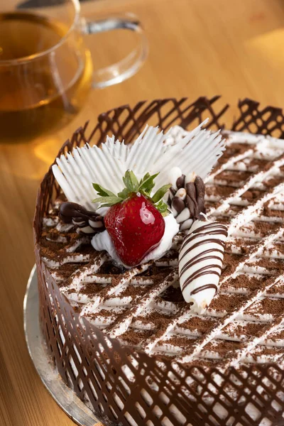 带草莓和烤白巧克力的老鼠巧克力蛋糕 — 图库照片