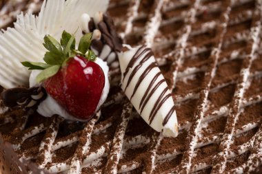 Fare çikolatalı kek, çilekli ve rendelenmiş beyaz çikolatalı.