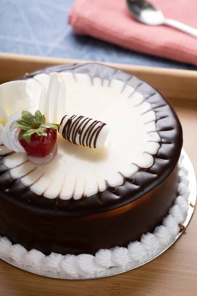 Chocolate Cheese Cake Strawberry Shaved White Chocolate Twirl Top — Stock Photo, Image