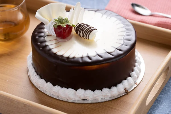 巧克力芝士蛋糕 上面有草莓和剃光的白巧克力卷 — 图库照片