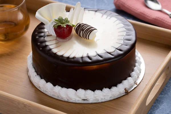 Шоколадный Сырный Торт Клубничным Бритым Белым Шоколадом Сверху — стоковое фото