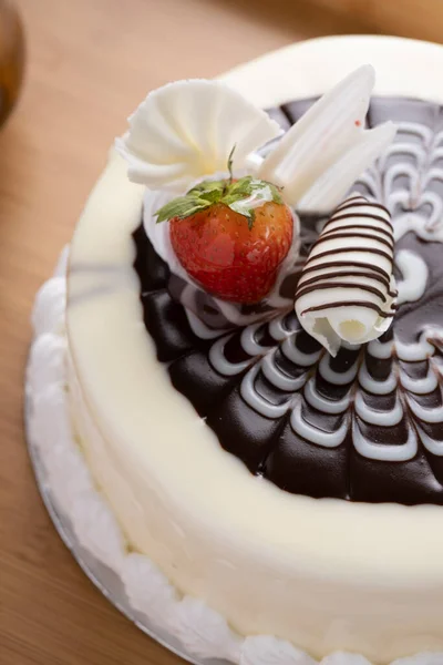 Chocolate Cheese Cake Strawberry Shaved White Chocolate Twirl Top — Stock Photo, Image