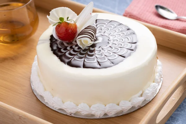 Ciasto Czekoladowe Truskawkami Ogoloną Białą Czekoladą Wierzchu — Zdjęcie stockowe