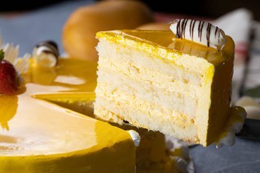 İki mangoyla süslenmiş mango fare keki.