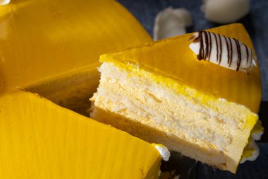 İki mangoyla süslenmiş mango fare keki.