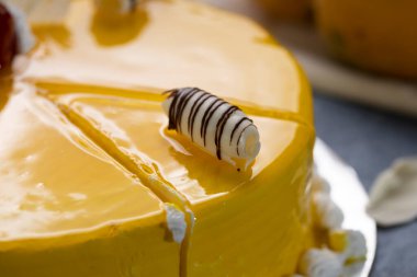 İki mangoyla süslenmiş mango fare keki.