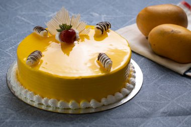 İki mangoyla süslenmiş mango fare keki.