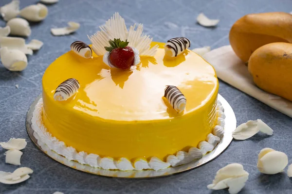 Mango Muiscake Versierd Met Twee Mango — Stockfoto