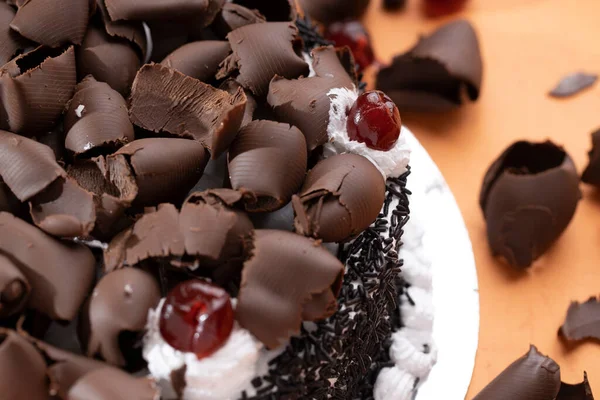 Schwarzwälder Kirschtorte Mit Geriebener Schokolade Und Kirschbelag — Stockfoto