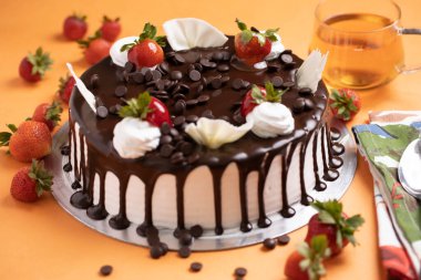 Çikolata parçacıklı, çikolata damlayan kek stoku fotoğraflı.