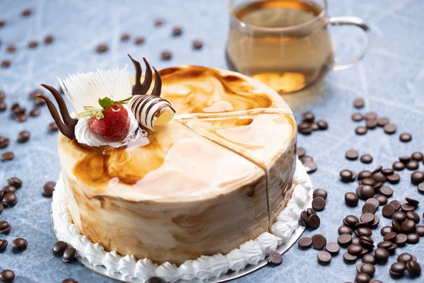 Mokka Kaffee Kuchen Mit Blauen Tischtuch Schokolade Chips Herum — Stockfoto